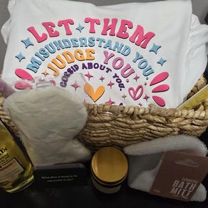 Serenity & Peace-mand – gepersonaliseerd zelfzorgcadeau met beker, T-shirt, kaars, badolie en affirmatiekaarten