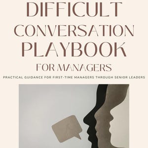 Könnte beinhalten: Buchcover mit dem Titel "THE DIFFICULT CONVERSATION PLAYBOOK FOR MANAGERS". Der Hintergrund ist beige mit dunkelbraunem Text. Das Bild zeigt eine Sprechblase und Silhouetten von Gesichtern.
