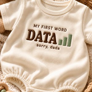 Mitt första ord data broderad sparkdräkt, rolig teknikpappa babyoutfit, dataanalytiker babypresent, babyshowerpresent till nyblivna pappor
