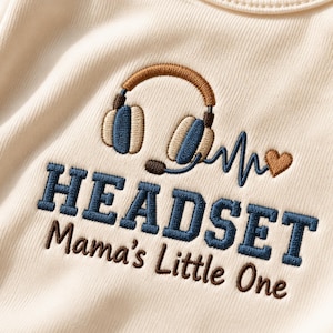 Broderad sparkdräkt med headset och mammas lilla, babyoutfit för mamma, present till 911-operatör, babyshowerpresent till första hjälpen