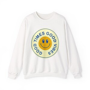 Cheerful Smiley Crewneck Sweatshirt - Good Vibes Apparel, Unisex Sweatshirt for Casual Wear, Gifts, Cozy Fashion, Happiness