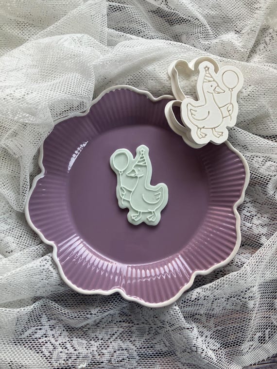 Party Goose Cookie Cutter & Fondant Stamp – 8cm Fun Embosser for Birthdays and Celebration Bakes, One Silly Goose