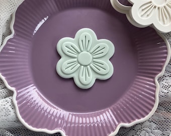 Daisy Cookie Cutter & Fondant Stamp – 8cm Floral Embosser for Spring, Easter and Garden Bakes