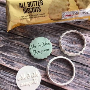 Tampon à biscuits M&S viral et emporte-pièces assortis, ensemble de gaufrage à biscuits tendance, cadeaux de mariage, biscuits d'anniversaire, biscuits à faire soi-même, personnalisés