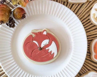 Curled Up Fox Cookie Cutter & Fondant Embosser – 8cm Woodland Autumn Baking Stamp