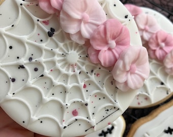 Round Spider Web Cookie Cutter and Fondant Embosser – 8cm Halloween Baking Stamp for Spooky Biscuits & Cupcakes