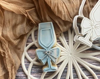 Champagne Glass Cookie Cutter & Stamp – 9cm Fondant Embosser with Bow for Hen Parties, Weddings, NYE and Celebration Bakes