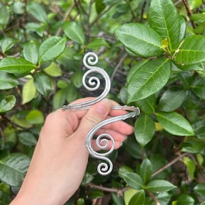 Enkel spiralarmmanschett | Boho-smycken i tråd i specialstorlek | Handgjord present till henne | Halo-manschetten