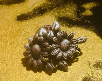 Pin de solapa vintage de peltre/acero con diseño de ramo de margaritas de la colección Flower Power de los años 90.