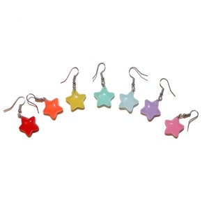 Cutie Patootie Mini-steroorbellen - regenboog rood blauw roze geel oorbellen afgeronde steroorbellen hars acryl ster sieraden speciale sterren