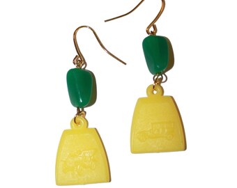 Vintage Dime Store Charm Earrings - vintage 50s 60s kitsch aretes celuloide amuletos de plástico