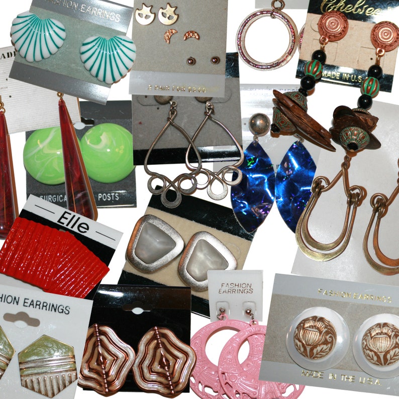 Puede incluir: Una colecci&oacute;n de pendientes de moda vintage en varios estilos y colores. Incluye dise&ntilde;os en forma de concha, geom&eacute;tricos y abstractos. Algunos pendientes est&aacute;n en tarjetas de exhibici&oacute;n con la marca "Elle" visible.