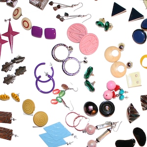 Puede incluir: Una colecci&oacute;n de pendientes variados en diferentes formas, tama&ntilde;os y colores, incluyendo rosa, morado, verde y plateado. Los pendientes est&aacute;n hechos de diferentes materiales, como metal, pl&aacute;stico y madera. Algunos pendientes son de bot&oacute;n, aro o colgantes.