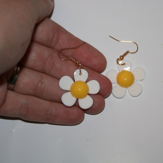 60s Inspired Daisy Earrings - Mod Vintage Inspired Mod Daisy