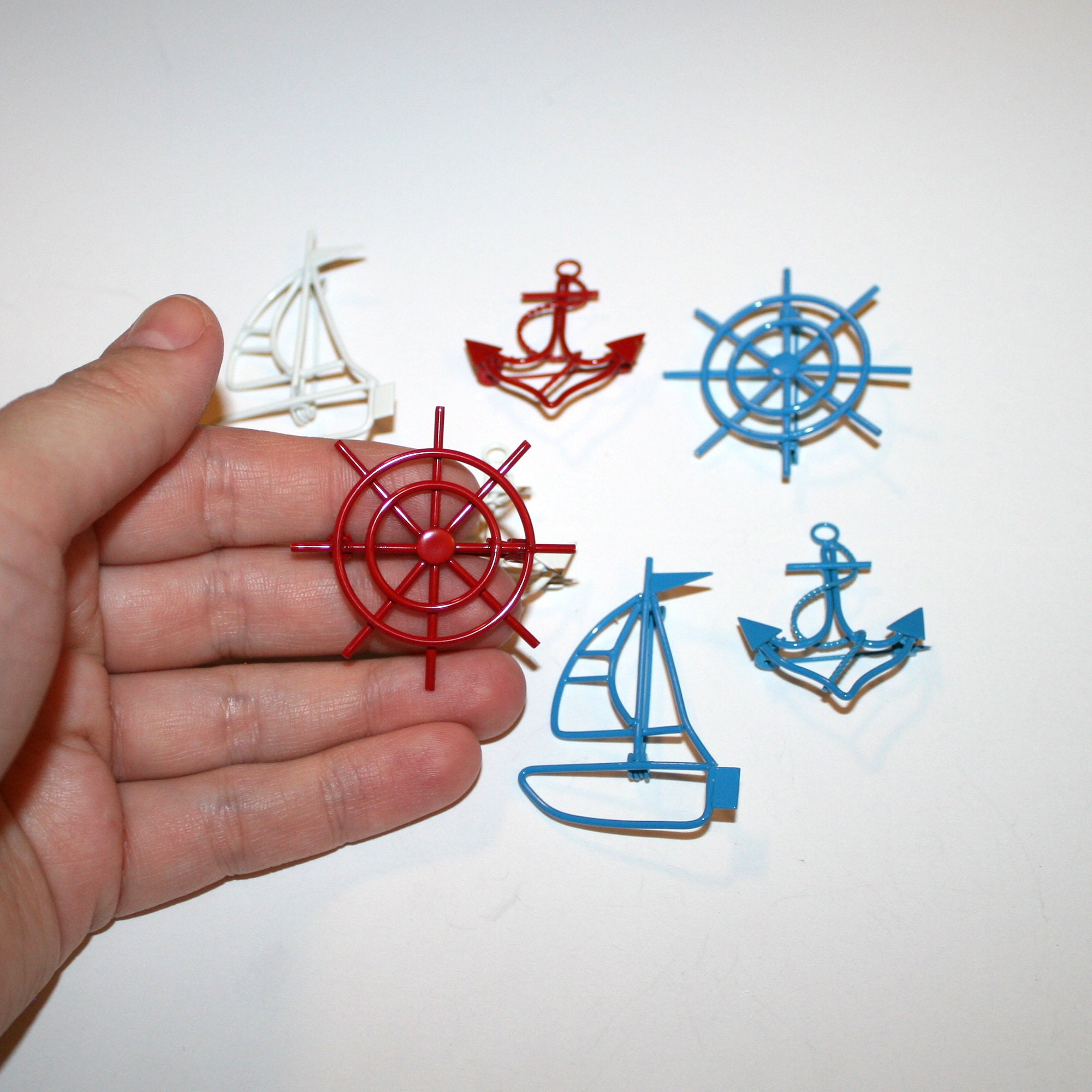 Broche Vintage Années 50 En Plastique - Décor Voilier, Blanc, Occasion, Fantaisie Rétro