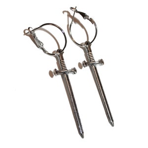 Silver Sword Hoop Pendientes - Pendientes de espada de color plateado de inspiración vintage gótico gótico grunge suave grunge grunge