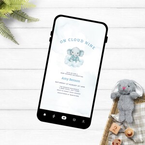 Può includere: Uno smartphone mostra un invito per un baby shower con la scritta "ON CLOUD NINE". L'invito presenta un'illustrazione di un elefantino su una nuvola e i dettagli dell'evento.
