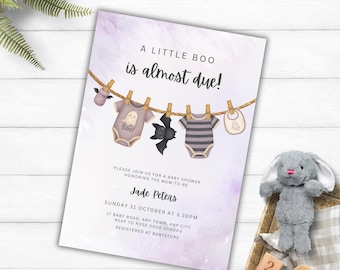 Può includere: Un invito per un baby shower con il testo "A Little Boo is almost due!" presenta illustrazioni di vestiti per bambini, un pipistrello e un bavaglino appesi a un filo. L'invito include il nome di Jade Peters e i dettagli dell'evento.