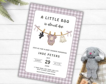 Può includere: Un invito per un baby shower con un bordo a quadretti lilla. L'invito recita "A Little Boo is almost due" e include uno stendibiancheria con grafiche a tema baby. Dettagli: nome, data, ora e luogo.