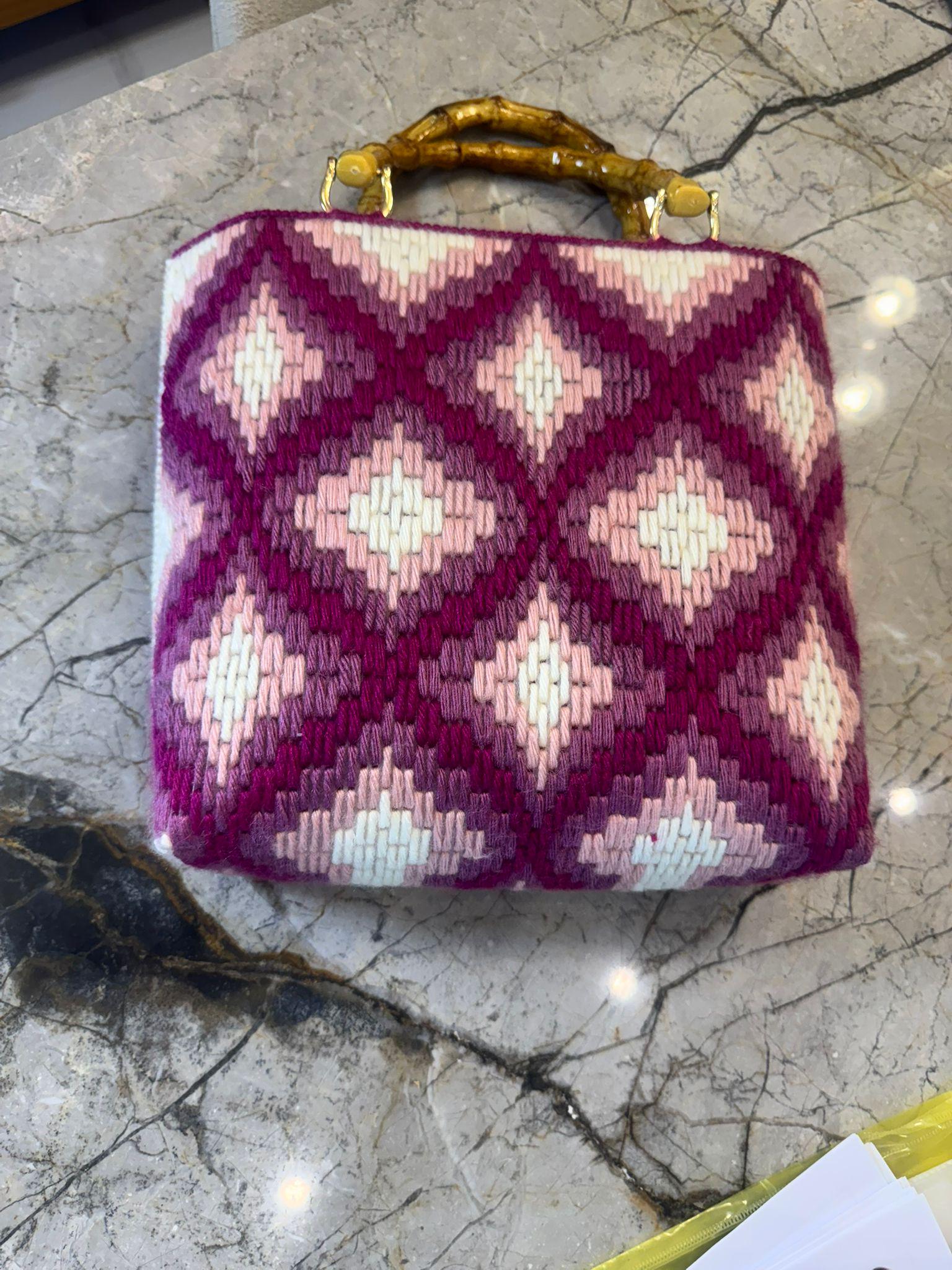 ハンドメイドのバルジェッロ ニードルポイント トートバッグ：竹製