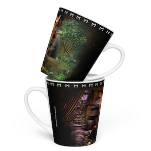 Può includere: Due tazze da caffè latte in ceramica bianca impilate. Le tazze presentano un'illustrazione scura e dettagliata di una stanza con una fontana, piante e una statua. La parte superiore di ogni tazza ha un motivo ripetuto della lettera "M".