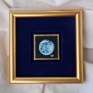 Mini dipinto di Luna Celeste in cornice di velluto - Arte a guazzo fatta a mano - Regalo per gli amanti della Luna - Decorazione per la casa con parete blu