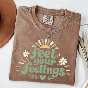 Känn dina känslor komfortfärger t-shirt – Retro mental hälsa t-shirt, självvårdspresent till henne, salviagrön inspirerande t-shirt bild 5