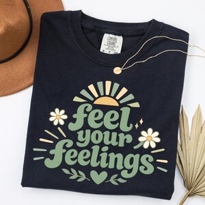 Känn dina känslor komfortfärger t-shirt – Retro mental hälsa t-shirt, självvårdspresent till henne, salviagrön inspirerande t-shirt bild 3