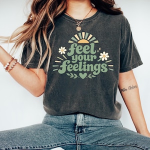 Känn dina känslor komfortfärger t-shirt – Retro mental hälsa t-shirt, självvårdspresent till henne, salviagrön inspirerande t-shirt bild 7
