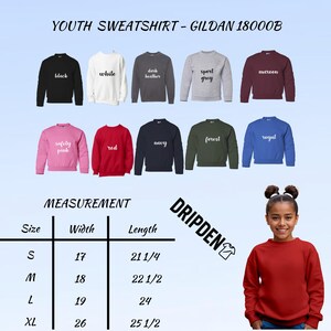 Puede incluir: Una selecci&oacute;n de sudaderas juveniles en varios colores, incluyendo negro, blanco y rojo. La imagen muestra una tabla de tallas con medidas en cent&iacute;metros y el texto "YOUTH SWEATSHIRT - GILDAN 18000B". Una ni&ntilde;a lleva una sudadera roja.