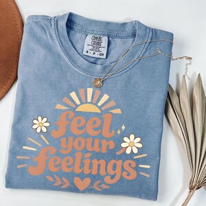 Känn dina känslor komfortfärger t-shirt – Retro mental hälsa t-shirt, självvårdspresent till henne, salviagrön inspirerande t-shirt bild 8