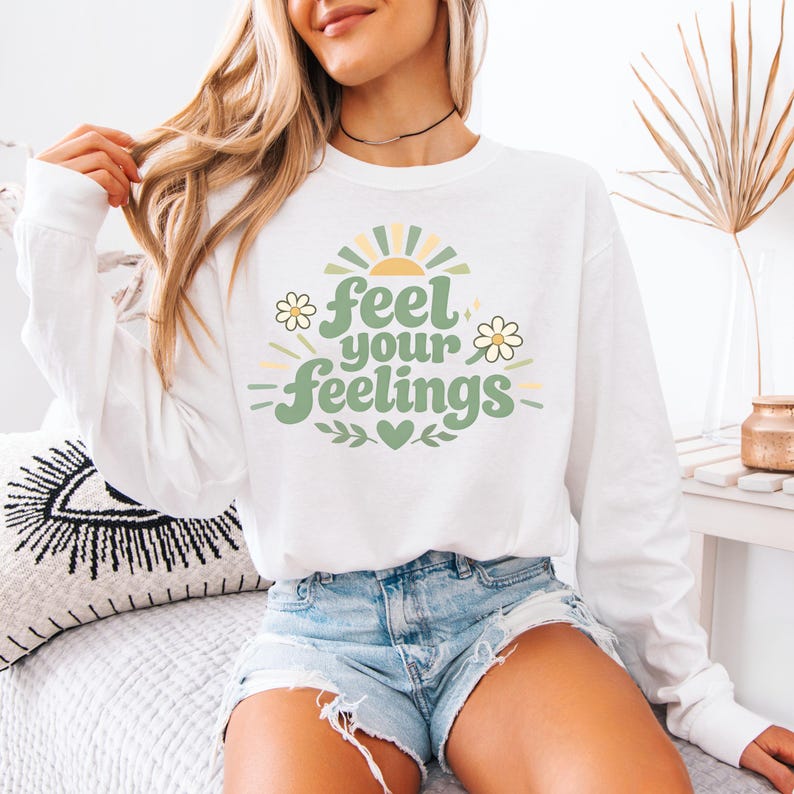 Känn dina känslor komfortfärger t-shirt – Retro mental hälsa t-shirt, självvårdspresent till henne, salviagrön inspirerande t-shirt bild 4