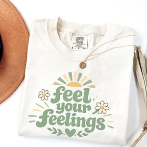 Känn dina känslor komfortfärger t-shirt – Retro mental hälsa t-shirt, självvårdspresent till henne, salviagrön inspirerande t-shirt bild 2