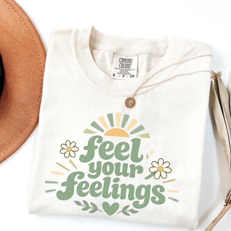 Känn dina känslor komfortfärger t-shirt – Retro mental hälsa t-shirt, självvårdspresent till henne, salviagrön inspirerande t-shirt bild 2