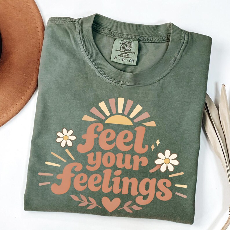 Känn dina känslor komfortfärger t-shirt – Retro mental hälsa t-shirt, självvårdspresent till henne, salviagrön inspirerande t-shirt bild 6
