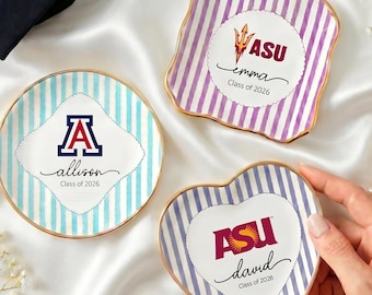 Plato para joyas personalizado con el logotipo de la universidad, regalo de graduación universitaria, plato para anillos de cerámica de la promoción de 2026, bandeja para guardar baratijas como recuerdo de graduación para hija.