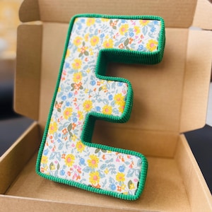 Letras personalizadas em tecido de veludo cotelê Liberty London para decoração de berçário