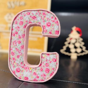 Personalize a decoração do berçário com letras em tecido de veludo cotelê Liberty London