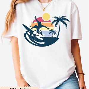 Chemise de surfeur coucher de soleil rétro, t-shirt plage, t-shirt de vacances d'été, cadeau vintage pour amateur de surf, haut unisexe Coastal Ocean Vibes