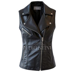 Puede incluir: Chaleco de cuero negro sin mangas con cuello de solapa, cierre de cremallera asimétrico y detalles plateados. Cuenta con dos bolsillos con cremallera y un corte entallado. El texto "Drestin Leather Fashion" es visible.