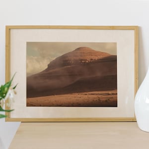 Canyon du désert américain : le vent souffle du sable. Art mural imprimable. Paysage de formations rocheuses du sud-ouest de l'Amérique, près de la frontière entre l'Utah et l'Arizona.