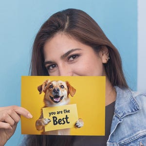 Chien tenant une carte avec le message « tu es le meilleur ». Compliment, louange. Cadeau pour ami, partenaire, collègue. À imprimer ou à modifier.