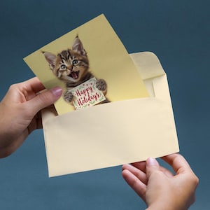 Chat espiègle tenant une carte avec l'inscription « Joyeuses Fêtes ». Ambiance estivale. Message amusant pour le courrier, l'impression et les applications Web. Téléchargement instantané.