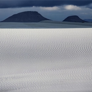 Pôster fotográfico de White Sands. Fotografia vibrante de paisagens americanas. Dunas de areia, montanhas, céu dramático. Arte de parede para impressão instantânea.