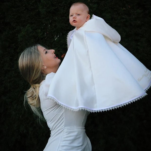 Capa de bautizo Baby Baptizm en raso blanco o marfil con intrincados bordados y capucha