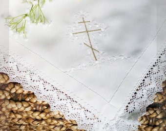 Coperta per battesimo in lino bianco con pizzo di cotone personalizzata con nome, croce, disegni per bambini e bambine in bianco o avorio.