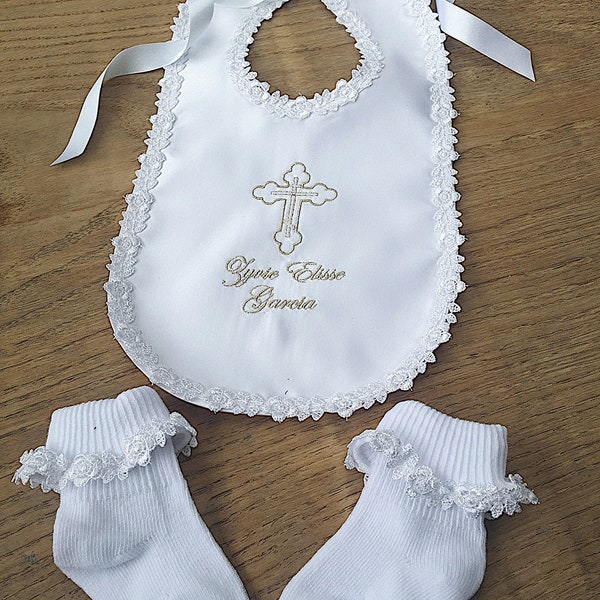 Bavoir de baptême Baby Baptizm blanc crème ou ivoire personnalisé avec votre nom et agrémenté d'un motif de croix