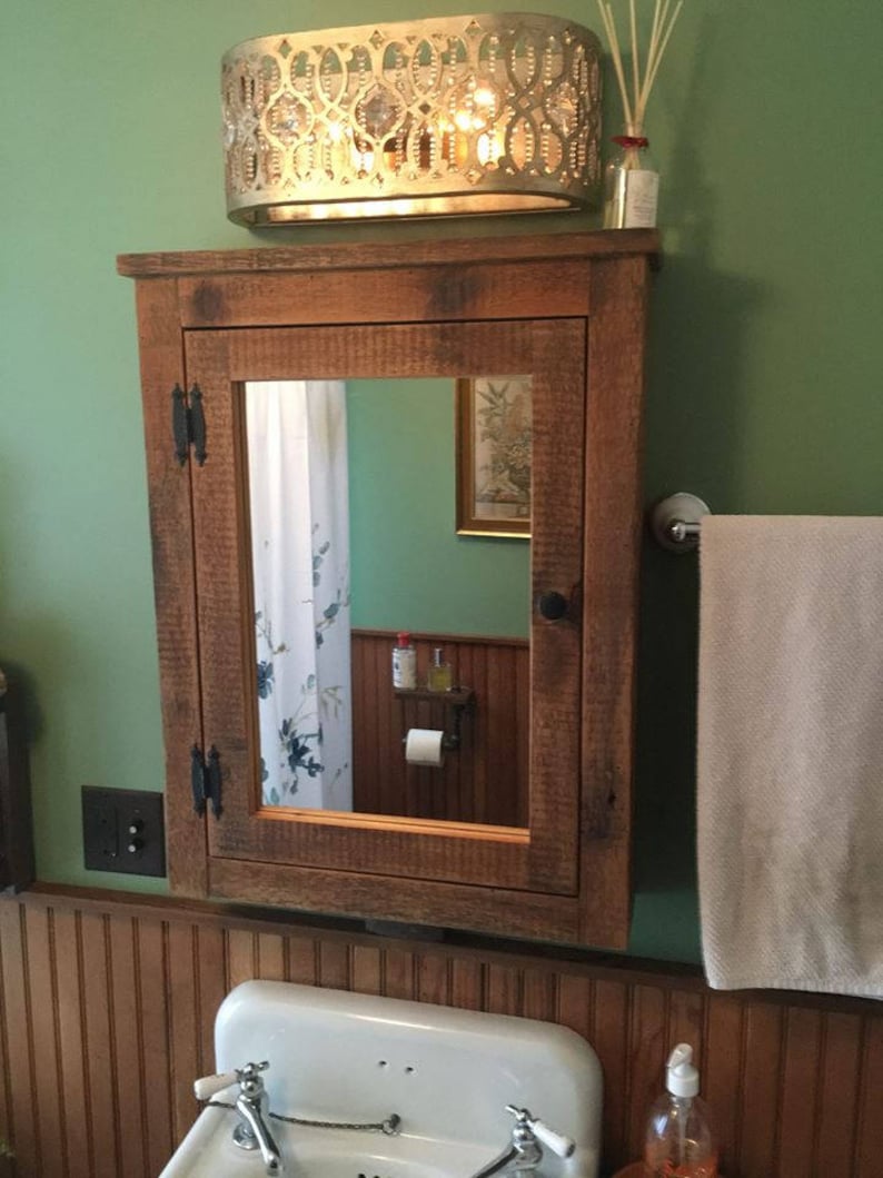 Деревянное зеркало в ванной