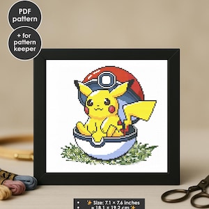 Può includere: Uno schema a punto croce con un personaggio Pikachu giallo seduto all'interno di una Poké Ball rossa, bianca e blu. Il disegno include erba verde alla base e misura 18,1 per 19,2 cm. Il testo recita PDF pattern + for pattern keeper.