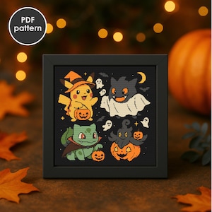Puede incluir: Un bordado de punto de cruz enmarcado con cuatro personajes de Halloween, incluyendo a Pikachu, un murciélago y Bulbasaur, cada uno con una calabaza. La obra de arte está sobre un fondo negro con una etiqueta "PDF pattern" en la esquina superior izquierda.